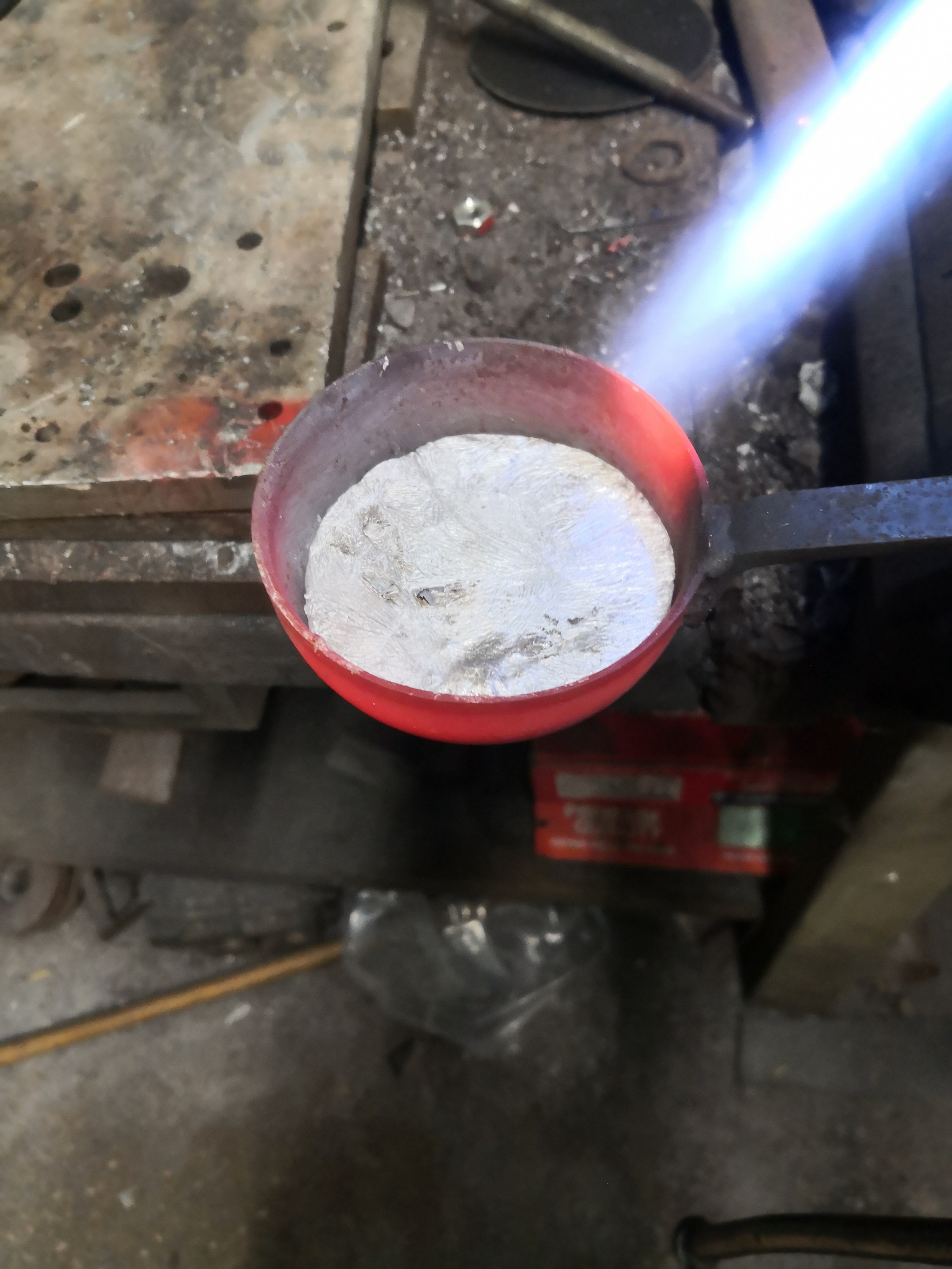 Preparazione di campione metallurgico in fonderia